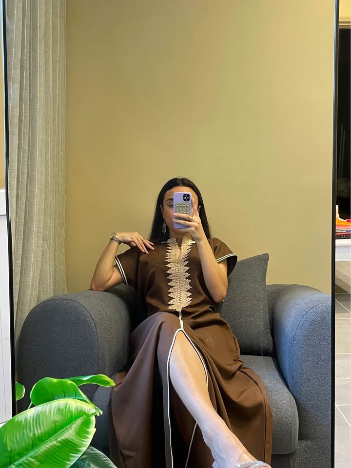 ✨ Élégance Naturelle – Caftan Princesse El Kahina Marron Chocolat Brodé