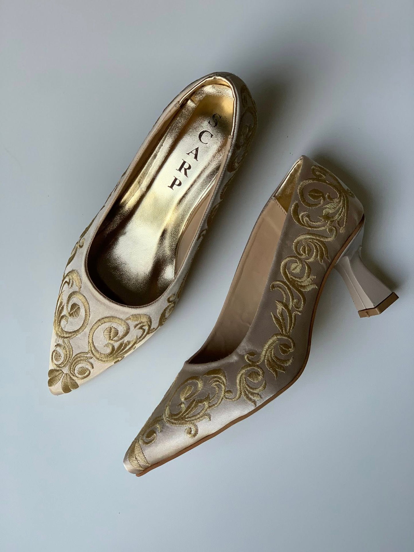✨ Élégance intemporelle – Escarpins brodés Mejboud ✨