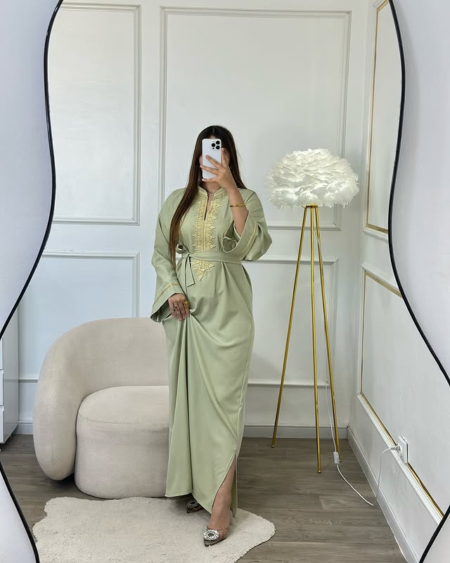 Caftan Vert Pistache – Sobriété et éclat au naturel 🌿✨