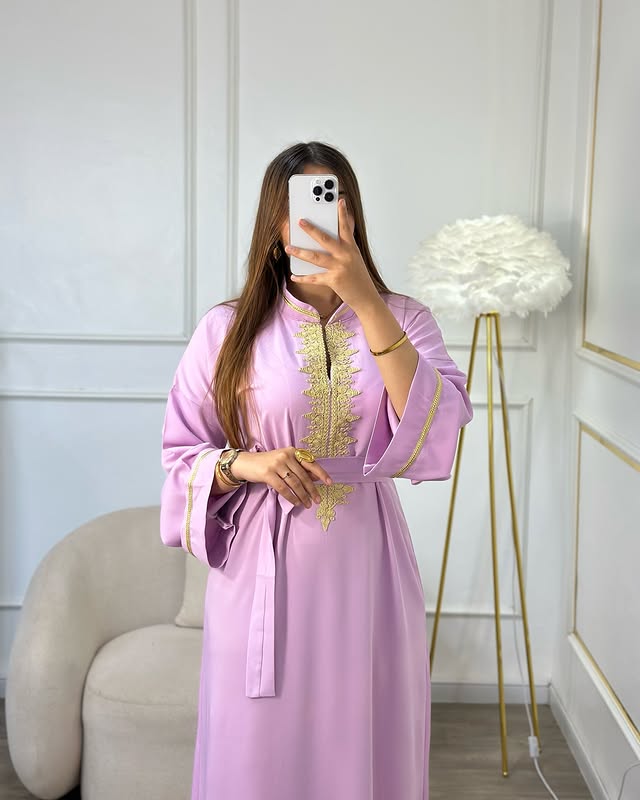 Caftan Lilas Élégant – Délicatesse et Charme Oriental 🌸