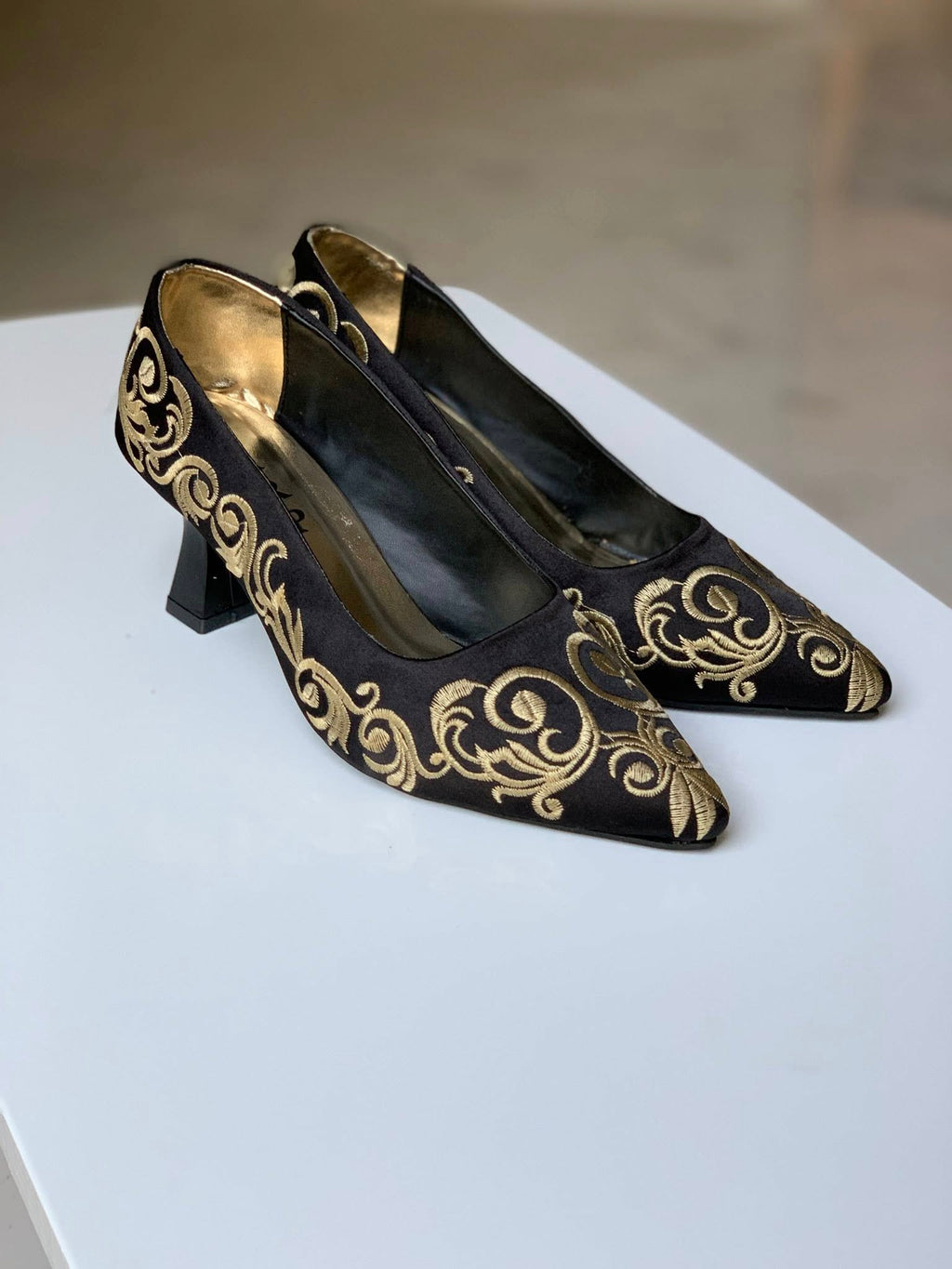 ✨ Zeitlose Eleganz – Bestickte Pumps Mejboud ✨