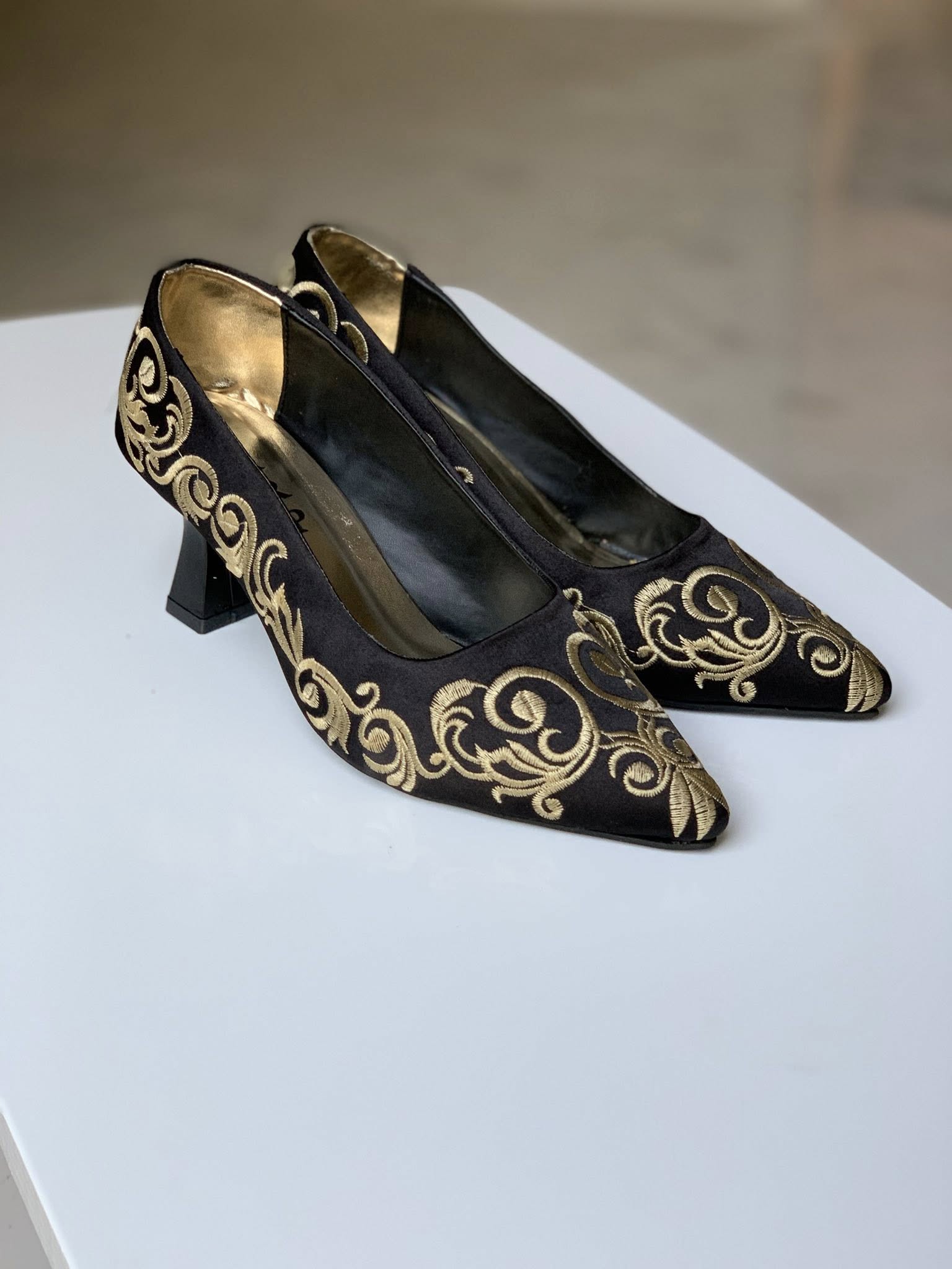 ✨ Zeitlose Eleganz – Bestickte Pumps Mejboud ✨