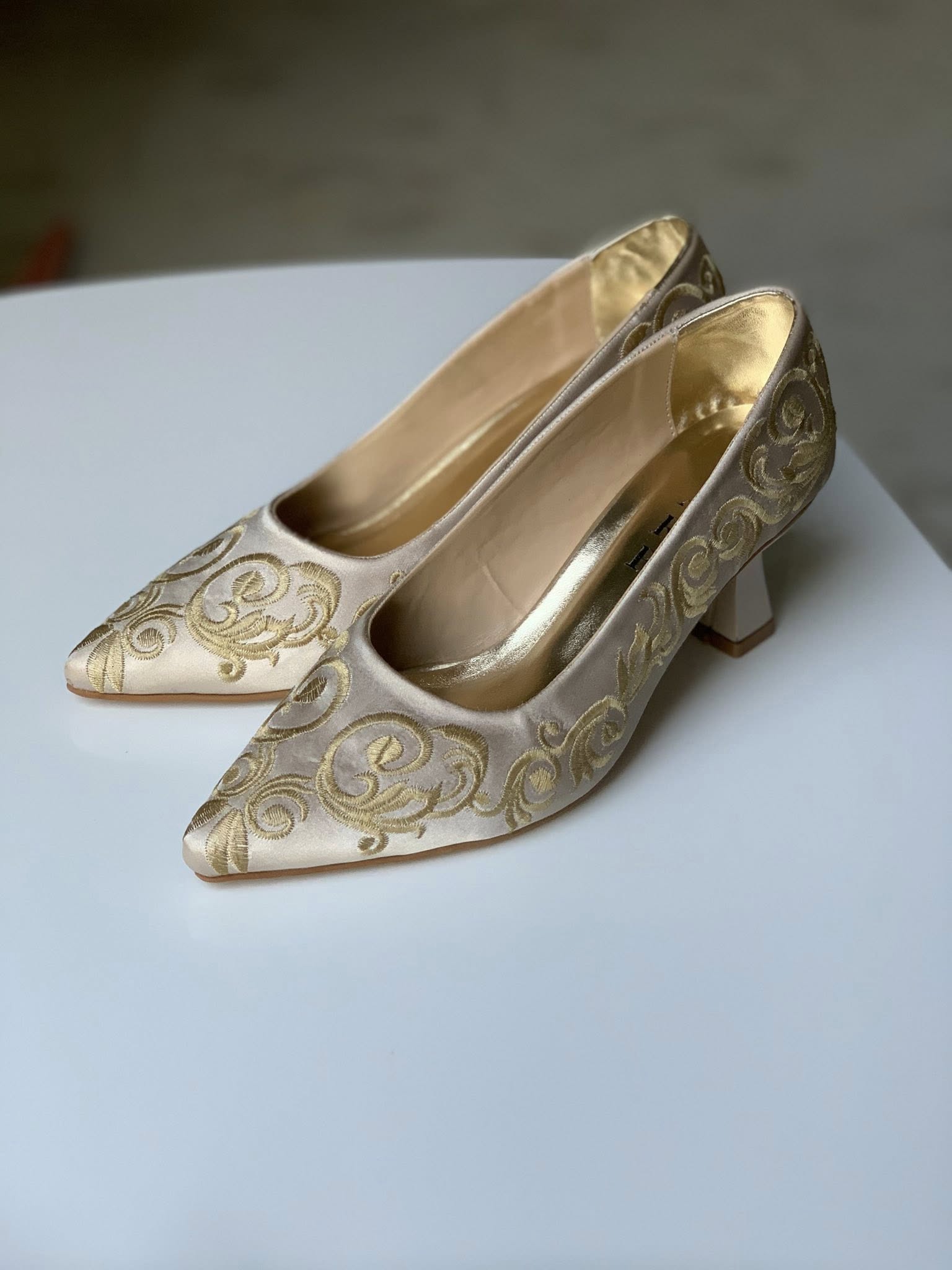 ✨ Zeitlose Eleganz – Bestickte Pumps Mejboud ✨