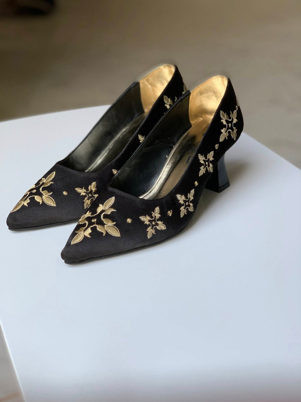 ✨ Zeitlose Eleganz – Bestickte Pumps Mejboud ✨