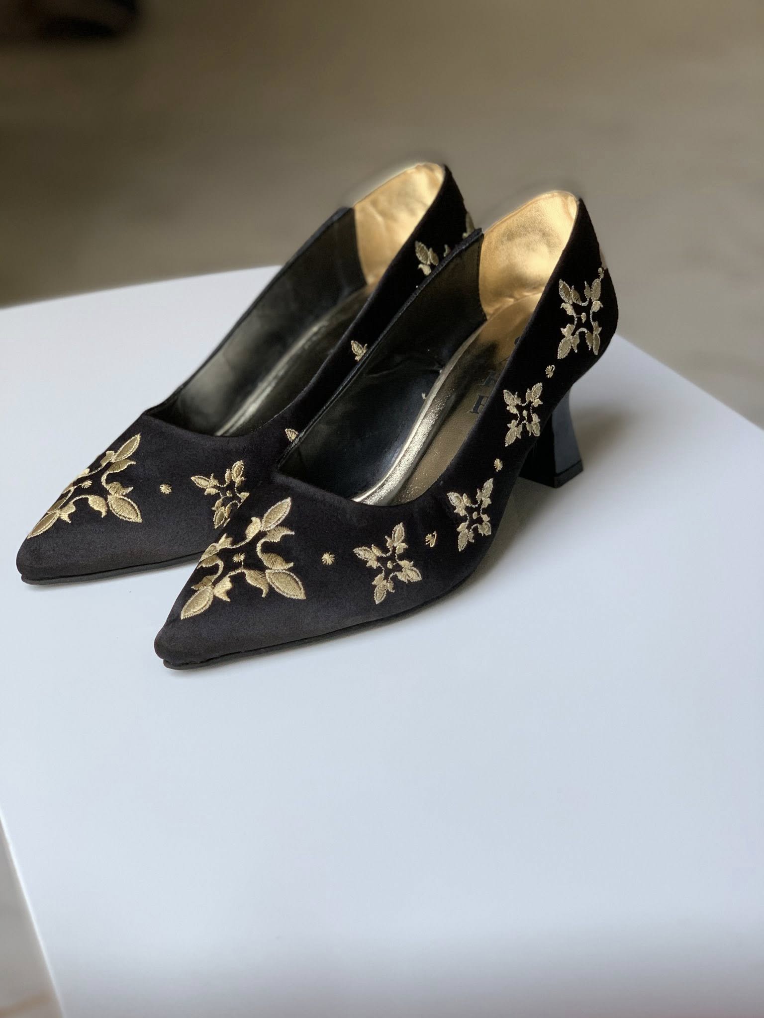 ✨ Zeitlose Eleganz – Bestickte Pumps Mejboud ✨