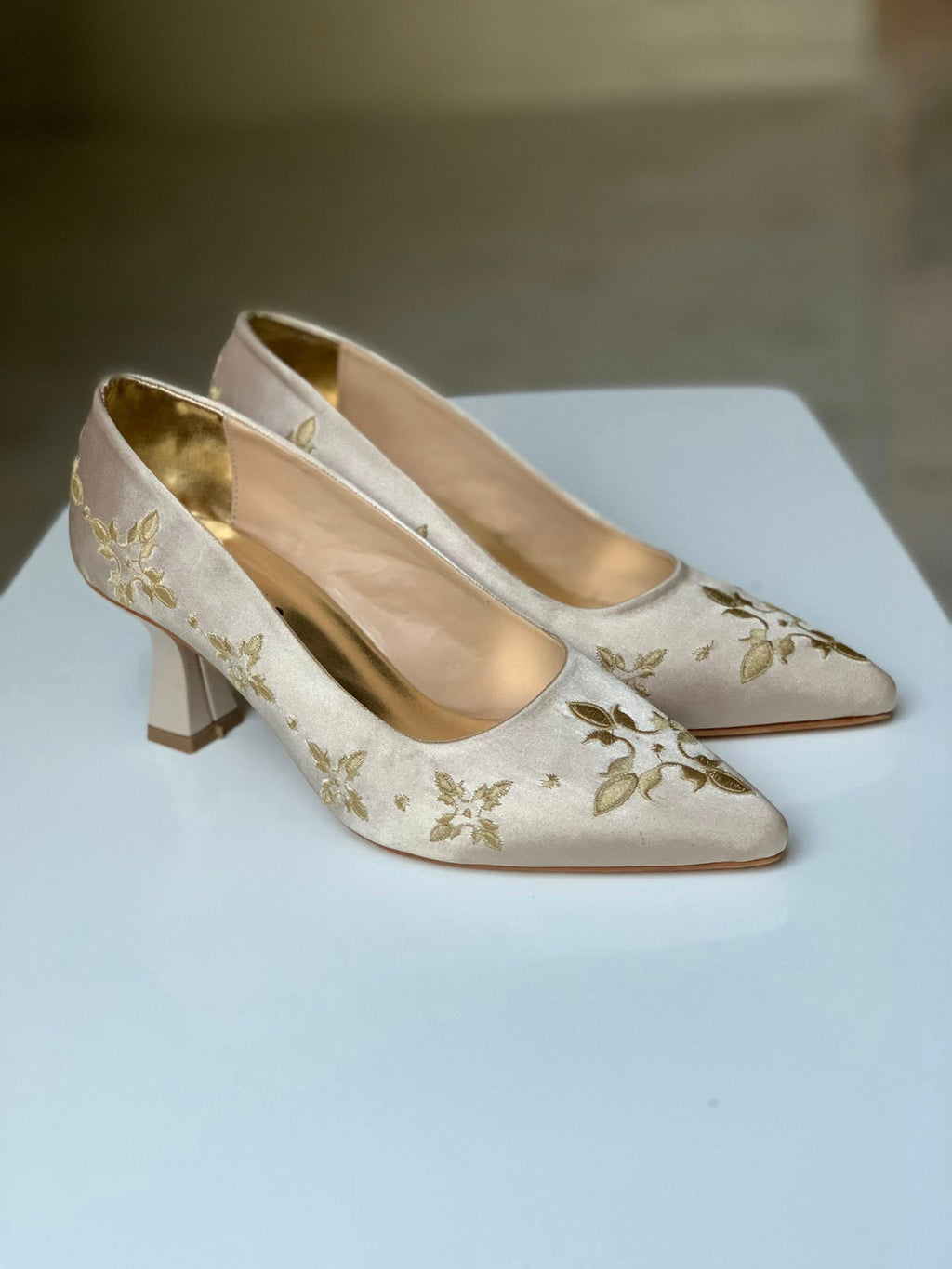 ✨ Zeitlose Eleganz – Bestickte Pumps Mejboud ✨