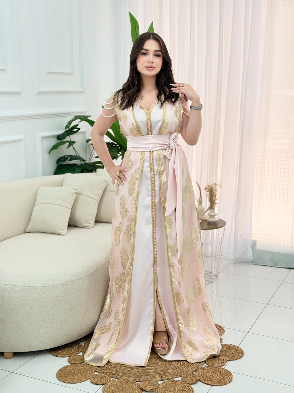 Caftan deux pièces en satin rose avec Tlija brodée or