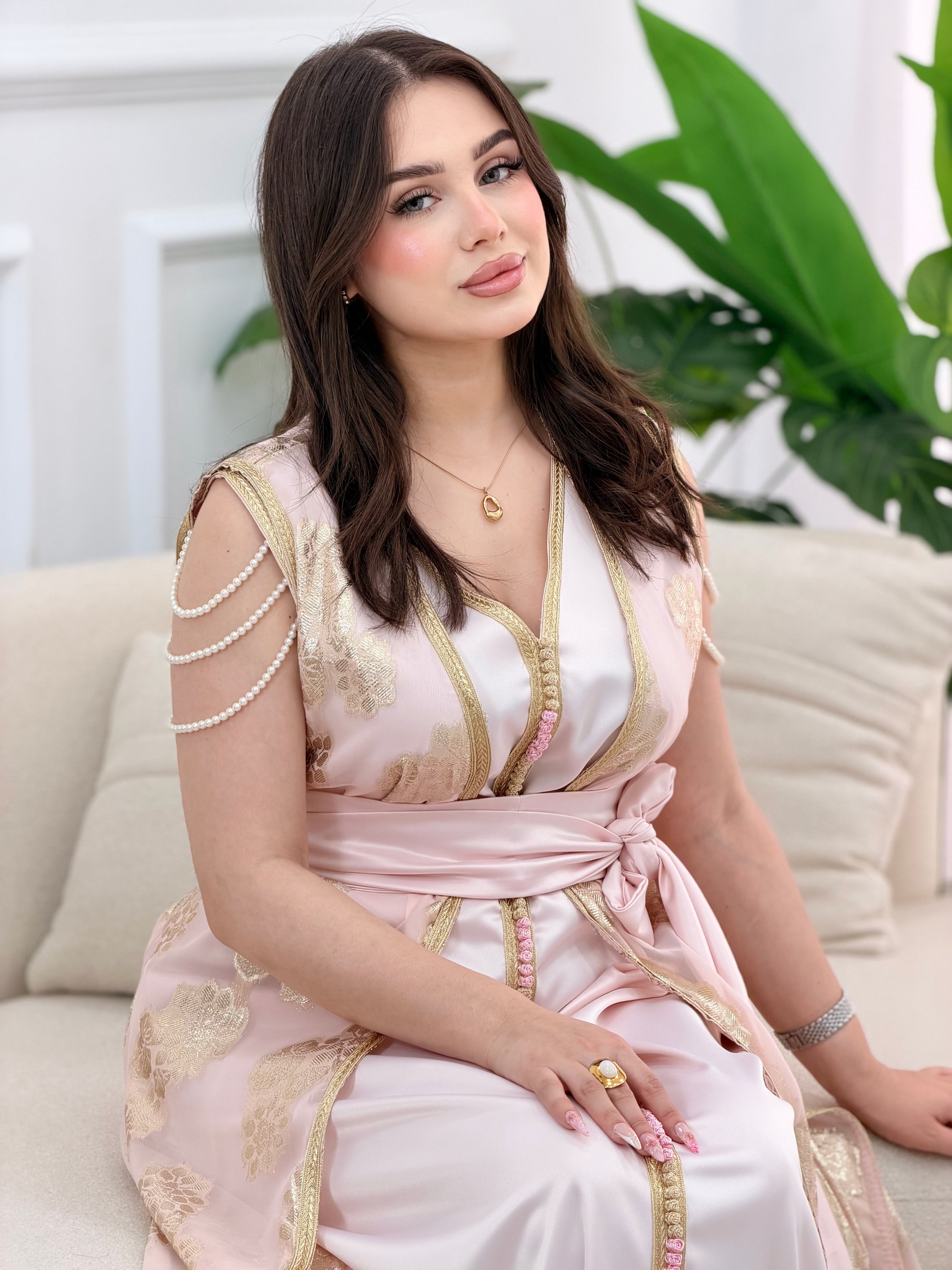 Caftan deux pièces en satin rose avec Tlija brodée or