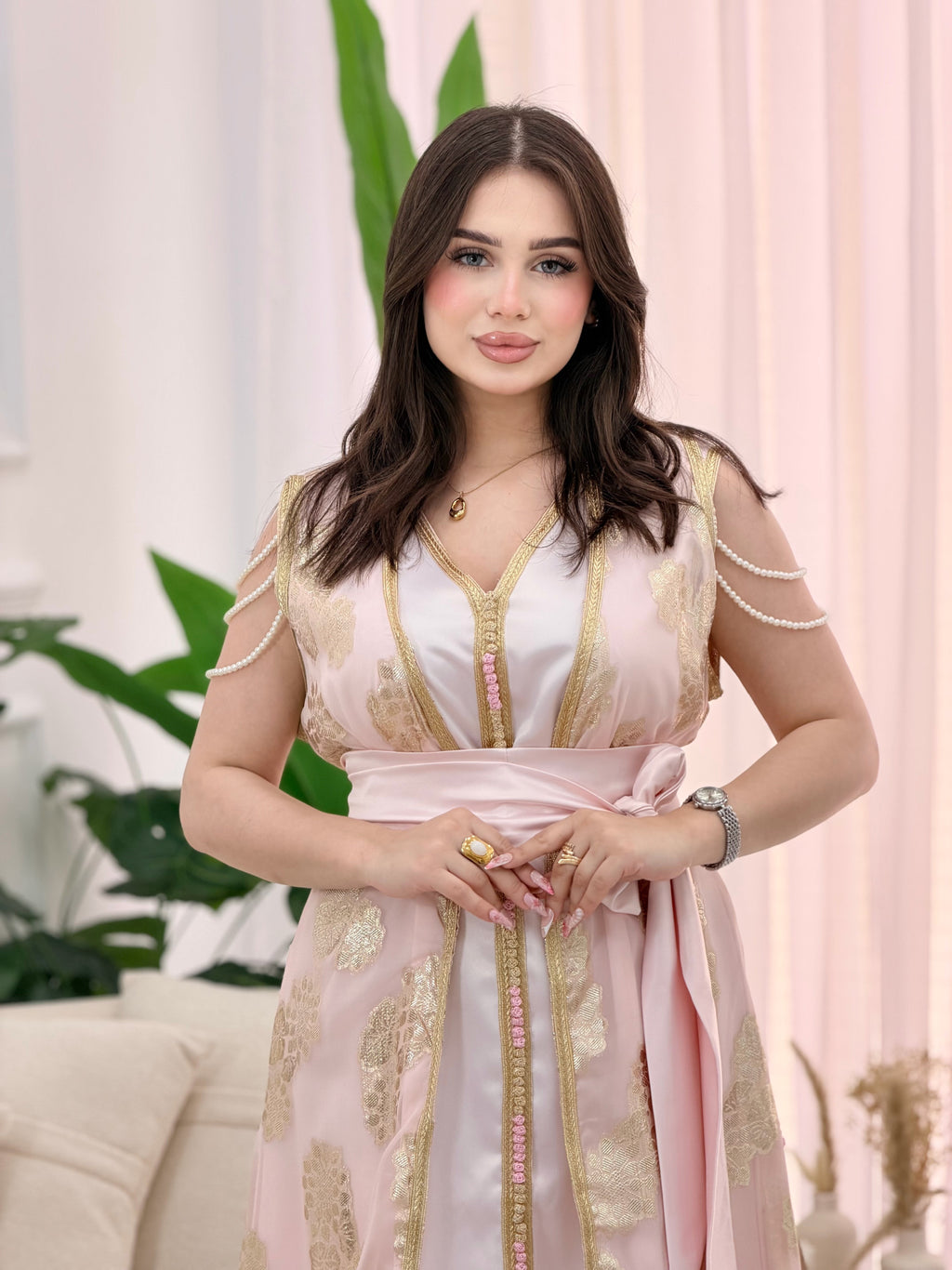 Caftan deux pièces en satin rose avec Tlija brodée or