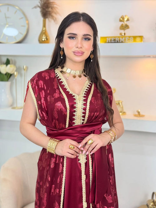 Caftan deux pièces en satin grenat avec Tlija brodée or